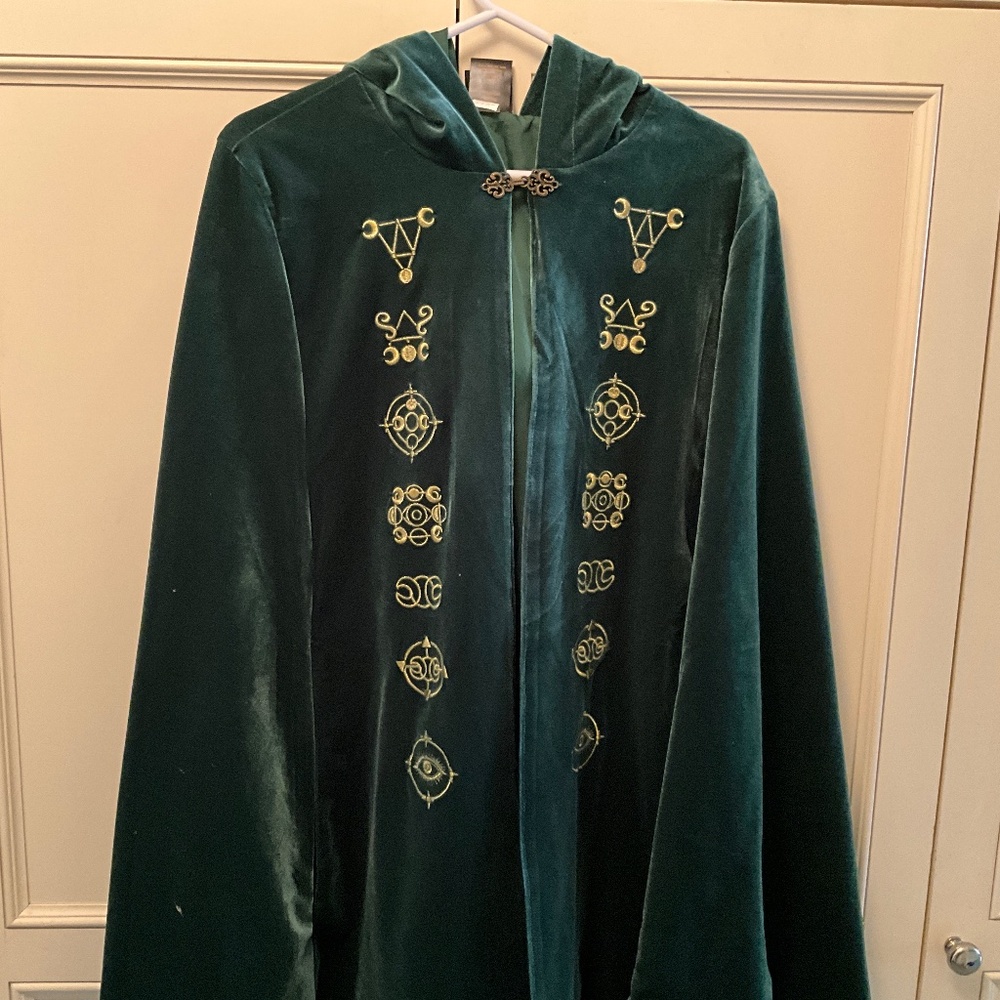 Rare Disney Her Universe Hocus Pocus Short Velvet Cape Winnifred Sanderson